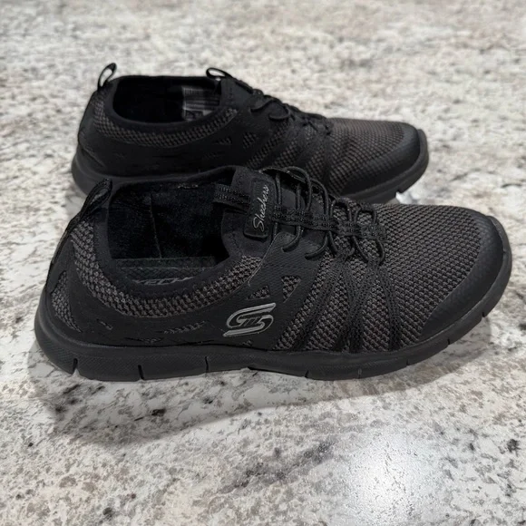 7.5 Womens Slip On Skechers Black Athletic Shoes - Picture 1 of 4